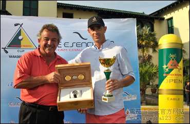 Tony-Jacklin-and-winner-2011--with-cup.jpg (370×242)