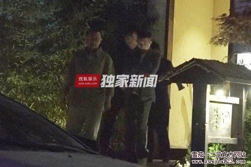 独家：姜文于小伟会面把酒言欢 姜文抽雪茄霸气