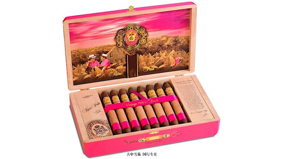 视频：拆箱新尺寸的 Arturo Fuente 稀有粉色